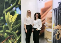 Madelein Zeeman en Betül Kaya met de natuurlijke smaakmakers vanille en kaneel van De Monchy Natural Products.